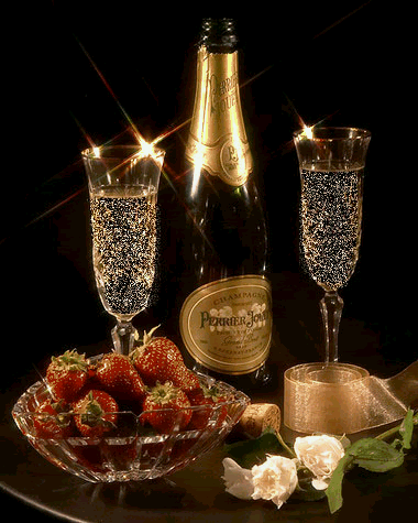 Otworzony szampan wśród truskawek